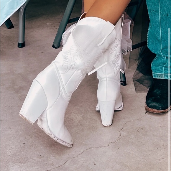 I do boots - Picture 2 of 3